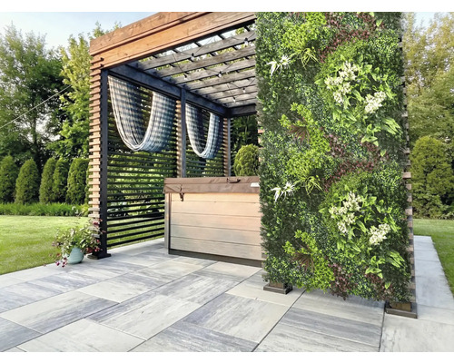 Scène avec bain à remous sous une pergola et un mur végétal vertical