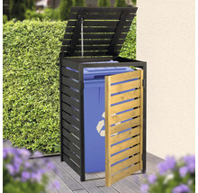 Cache-poubelle en bois avec cadre noir et porte en bois naturel, abritant une poubelle bleue sur une terrasse en bois devant une haie.