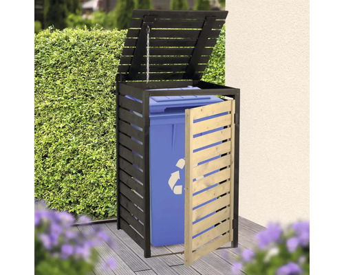 Cache-poubelle en bois pour une poubelle, avec couvercle et porte ouverts, sur une terrasse devant une haie.