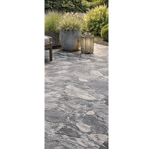 Dalles de terrasse posées avec jardinières et photophore dans le jardin