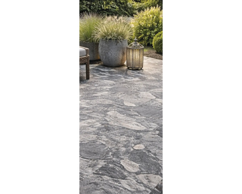 Dalles de terrasse posées avec jardinières et photophore dans le jardin