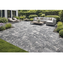 Terrasse avec dalles de terrasse grises, mobilier de jardin et plantations