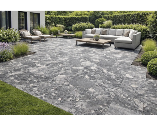 Terrasse avec dalles de terrasse grises, mobilier de jardin et plantations