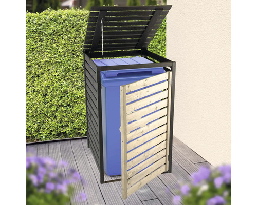 Abri pour poubelle en bois à lattes avec couvercle et porte ouverts, contenant une poubelle bleue sur une terrasse.