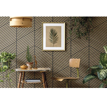 Aménagement moderne avec panneaux muraux à motif géométrique en lattes de bois, une chaise en bois et différentes plantes d'intérieur.