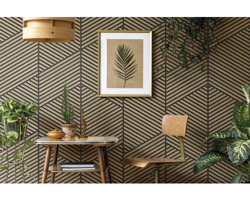 Aménagement moderne avec panneaux muraux à motif géométrique en lattes de bois, une chaise en bois et différentes plantes d'intérieur.