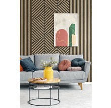 Salon avec panneaux acoustiques en lamelles de bois aux motifs verticaux et géométriques sur le mur derrière un canapé.