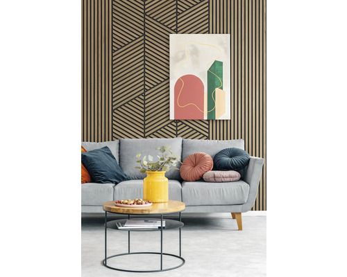 Salon avec panneaux acoustiques en lamelles de bois aux motifs verticaux et géométriques sur le mur derrière un canapé.