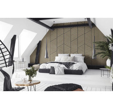 Chambre sous les combles avec mur de décoration en lattes de bois géométriques, lit blanc et poutres apparentes.
