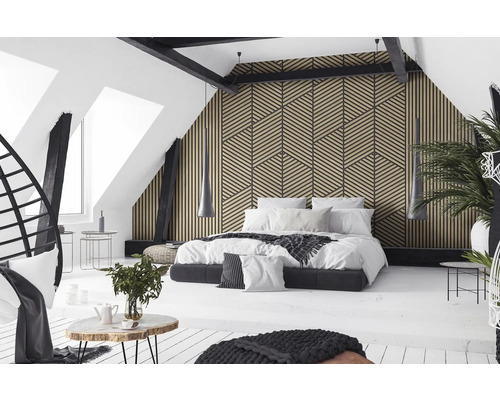 Chambre sous les combles avec mur de décoration en lattes de bois géométriques, lit blanc et poutres apparentes.
