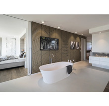 Salle de bains moderne et lumineuse avec baignoire îlot, revêtement mural en lattes de bois géométriques et vue sur la chambre.