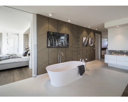 Salle de bains moderne et lumineuse avec baignoire îlot, revêtement mural en lattes de bois géométriques et vue sur la chambre.