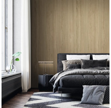 Chambre à coucher moderne avec mur aspect bois, lit sombre et linge de lit à rayures devant une fenêtre lumineuse.