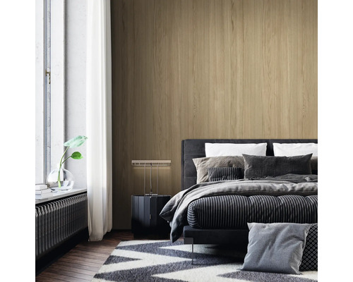 Chambre à coucher moderne avec mur aspect bois, lit sombre et linge de lit à rayures devant une fenêtre lumineuse.
