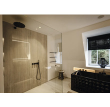 Salle de bains moderne avec douche à l'italienne aspect bois, robinetterie noire et baignoire noire texturée dans une pièce lumineuse.
