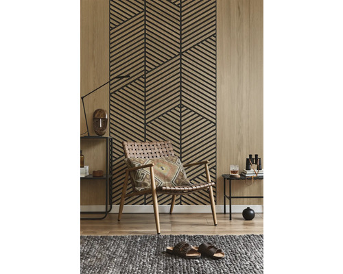 Panneau mural avec motif géométrique à lattes aspect bois derrière un fauteuil dans un salon moderne avec sol en bois.