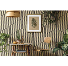 Papier peint intissé avec motif de lignes graphiques en chevrons dans une pièce avec meubles en bois et plantes d intérieur.