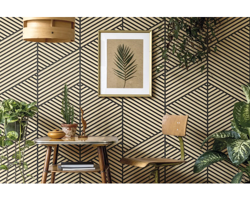 Papier peint intissé avec motif de lignes graphiques en chevrons dans une pièce avec meubles en bois et plantes d intérieur.