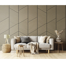 Papier peint moderne avec motif géométrique dans un salon lumineux avec canapé gris, tables d'appoint en bois et parquet.