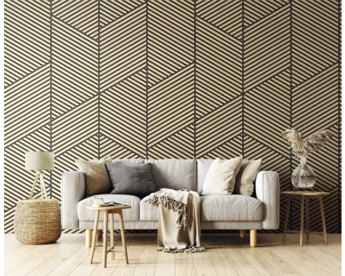 Papier peint moderne avec motif géométrique dans un salon lumineux avec canapé gris, tables d'appoint en bois et parquet.