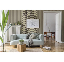 Salon avec panneaux acoustiques aspect bois au mur, combinés avec un motif géométrique, canapé et parquet.