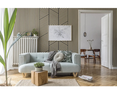 Salon avec panneaux acoustiques aspect bois au mur, combinés avec un motif géométrique, canapé et parquet.