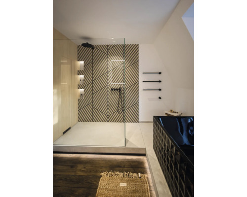 Salle de bains moderne avec douche à l'italienne, mur géométrique, paroi vitrée, baignoire noire et robinetterie noire.