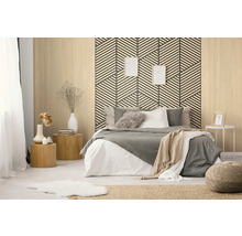 Chambre à coucher moderne avec des panneaux muraux en bois et un motif géométrique derrière le lit. Comprend du linge de lit et des tapis en jute