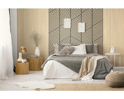 Chambre à coucher moderne avec des panneaux muraux en bois et un motif géométrique derrière le lit. Comprend du linge de lit et des tapis en jute