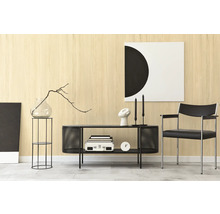 Espace de vie moderne avec panneaux muraux aspect bois clair, meubles noirs minimalistes et décoration abstraite.