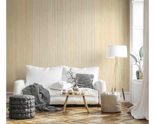 Salon moderne avec papier peint effet bois clair à lamelles, canapé blanc, table basse ronde et parquet en chevrons.