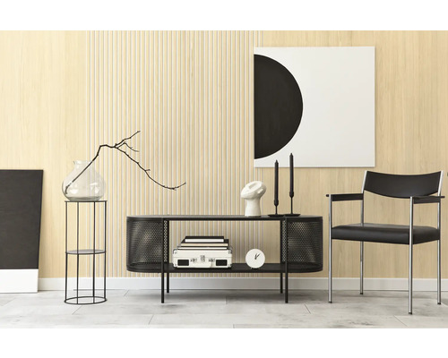 Espace de vie moderne avec revêtement mural en bois clair et structure à lattes. Buffet en métal noir, fauteuil et décoration sobre.