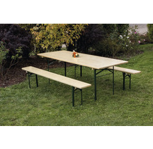 Dreiteilige Bierzeltgarnitur aus hellem Holz mit dunkelgrünem Metallgestell, bestehend aus einem Tisch und zwei Bänken im Garten auf Rasen.