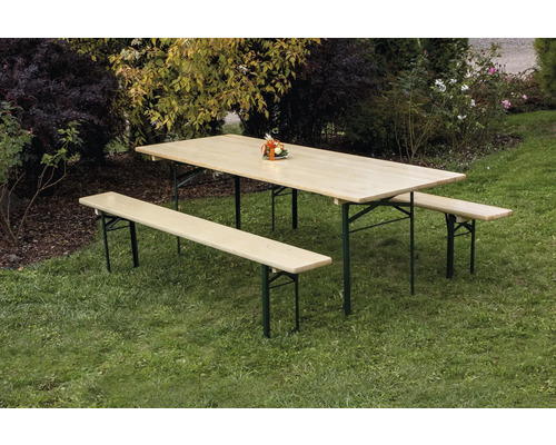 Dreiteilige Bierzeltgarnitur aus hellem Holz mit dunkelgrünem Metallgestell, bestehend aus einem Tisch und zwei Bänken im Garten auf Rasen.
