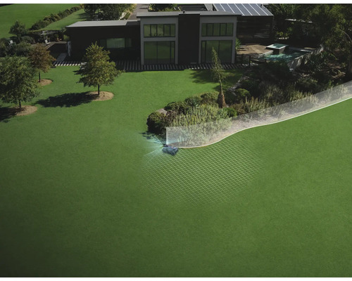 Mähroboter in einem großen Garten mit digitaler Anzeige des Navigationssystems und der Begrenzungslinien vor einem modernen Haus.