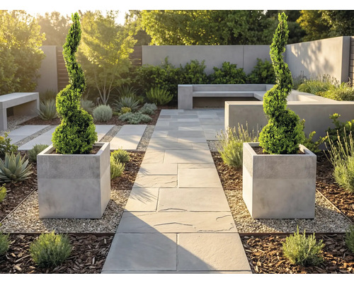 Moderner, heller Garten mit Steinweg, zwei spiralförmigen Buchsbäumen in quadratischen Pflanzgefässen, Betonbänken und Kieswegen.