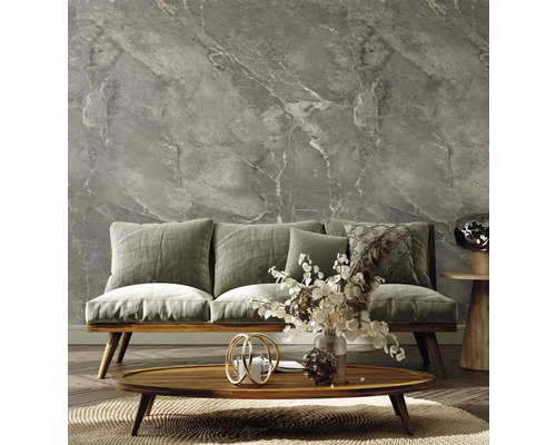 Salon moderne avec papier peint aspect marbre, canapé en bois et table basse sur parquet.