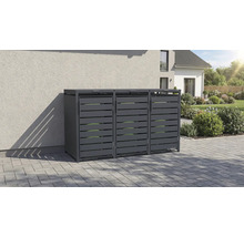 Cache-poubelle triple en métal anthracite sur une surface pavée devant le mur clair d une maison.