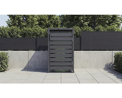 Cache-poubelle en métal anthracite avec lamelles horizontales sur une terrasse carrelée devant une clôture.