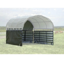 Mobiler Weideunterstand mit grauem Bogendach und schwarzen Metallgittern auf einer Wiese.