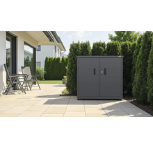 Armoire de jardin en métal anthracite avec doubles portes sur une terrasse à côté d une haie et de chaises de jardin.