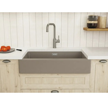 Moderne Landhausküche mit einem taupefarbenen Spülstein, einer hohen Mischbatterie aus gebürstetem Metall und hellen Holzunterschränken.