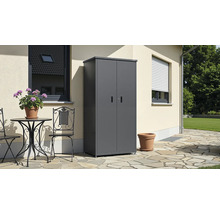 Armoire de jardin en métal gris anthracite avec deux portes sur une terrasse en pierre contre un mur de maison et mobilier de jardin.