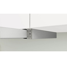 Gros plan sur le panneau de commande d'une hotte aspirante avec symboles pour l'éclairage, la marche/arrêt et les niveaux de puissance.