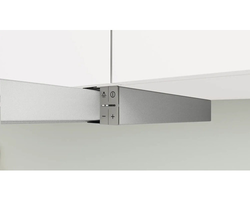 Gros plan sur le panneau de commande d'une hotte aspirante avec symboles pour l'éclairage, la marche/arrêt et les niveaux de puissance.