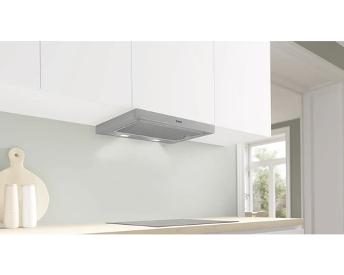 Hotte aspirante sous meuble Bosch dans une cuisine moderne et lumineuse avec meubles et plan de travail.