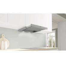 Hotte télescopique Bosch dans une cuisine lumineuse, installée sous des éléments hauts blancs au-dessus d une plaque à induction.