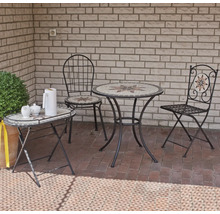 Ensemble bistrot avec table ronde en mosaïque et deux chaises en métal sur une terrasse en briques. Une table d'appoint ovale assortie est incluse.