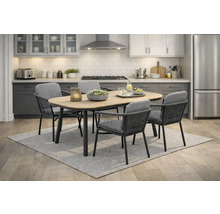 Modernes Essgruppenset bestehend aus ovalem Esstisch mit Holzoptik-Platte und vier geflochtenen Sesseln mit grauen Polstern in einer hellen Küche.