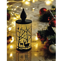 Bougie LED avec motif de forêt et cerfs, lumière chaude dans un décor de Noël festif.